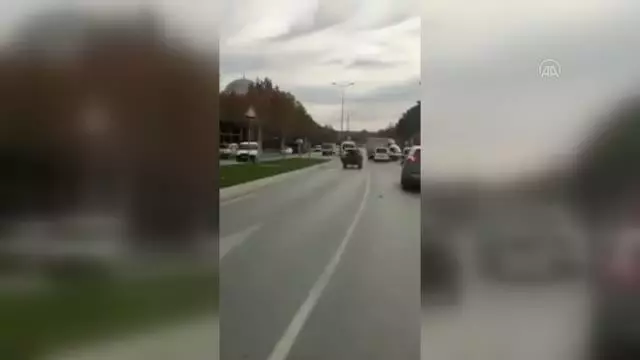 Seyir halindeki sahipsiz at arabası trafiği engelledi Seyir halindeki sahipsiz at arabası trafiği engelledi