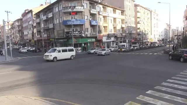 Son dakika haber... KAYSERİ / KIRŞEHİR - Sokağa çıkma kısıtlamasının bitmesiyle hareketlilik yaşandı Son dakika haber... KAYSERİ / KIRŞEHİR - Sokağa çıkma kısıtlamasının bitmesiyle hareketlilik yaşandı