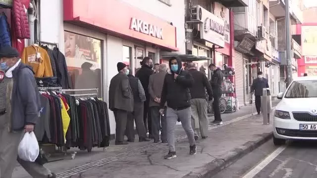 Son dakika haber... KAYSERİ / KIRŞEHİR - Sokağa çıkma kısıtlamasının bitmesiyle hareketlilik yaşandı Son dakika haber... KAYSERİ / KIRŞEHİR - Sokağa çıkma kısıtlamasının bitmesiyle hareketlilik yaşandı