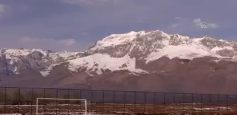Kayak: Taşıma karla piste dönüştürdükleri yeşil sahada, kayak yarışlarına hazırlanıyorlar Kayak: Taşıma karla piste dönüştürdükleri yeşil sahada, kayak yarışlarına hazırlanıyorlar