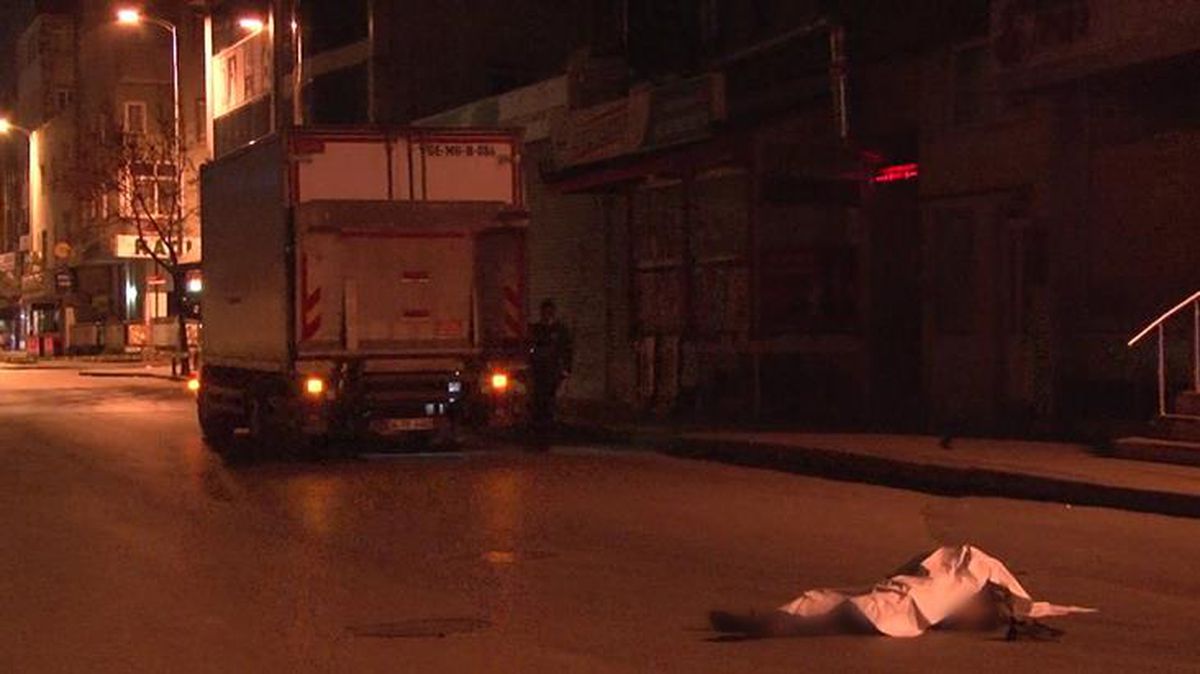 Ümraniye'de kuryeli motosiklet ile kamyonet çarpıştı: 1 ölü