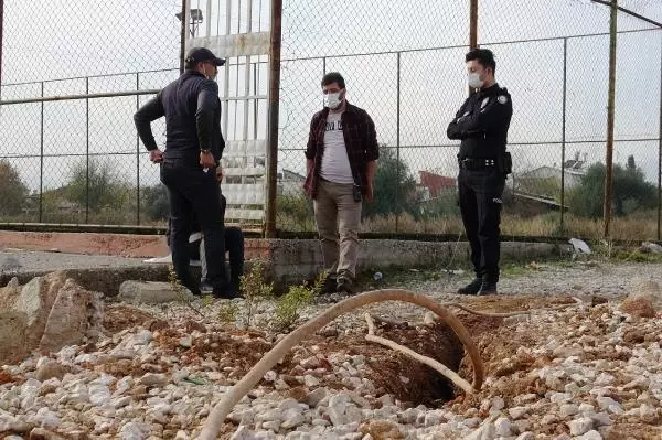 Yeraltındaki şebeke kablosunu keserle kazıp çalarken yakalandı