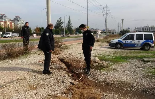 Yeraltındaki şebeke kablosunu keserle kazıp çalarken yakalandı