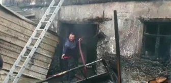 Son dakika haberleri: 2 katlı ev yangında kullanılamaz hale geldi