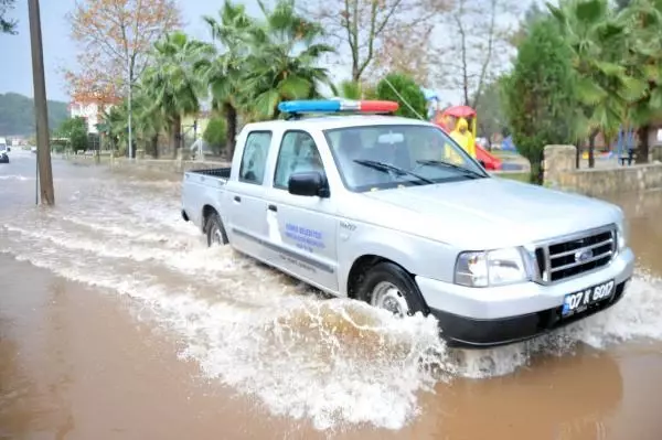 Antalya'da sağanak etkili oldu