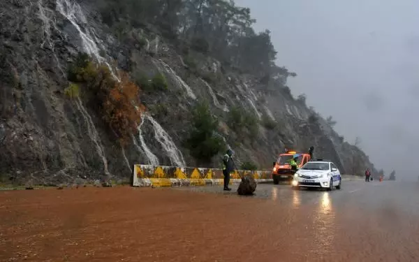 Antalya'da sağanak etkili oldu