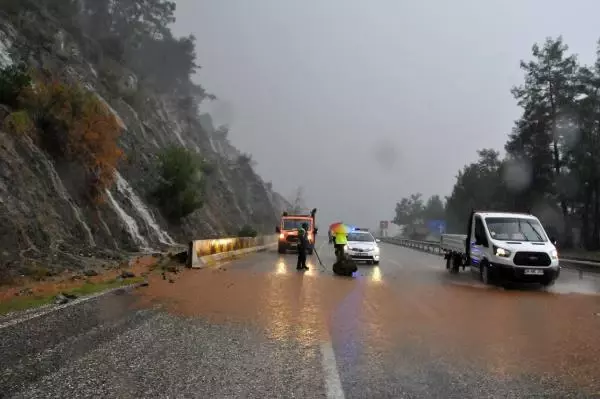 Antalya'da sağanak etkili oldu