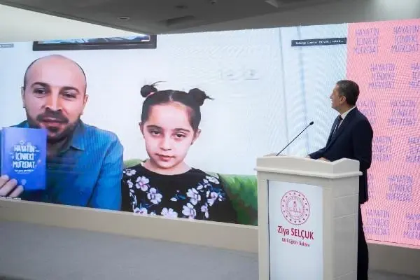 Bakan Selçuk, kaleme aldığı el kitabını tanıttı Bakan Selçuk, kaleme aldığı el kitabını tanıttı