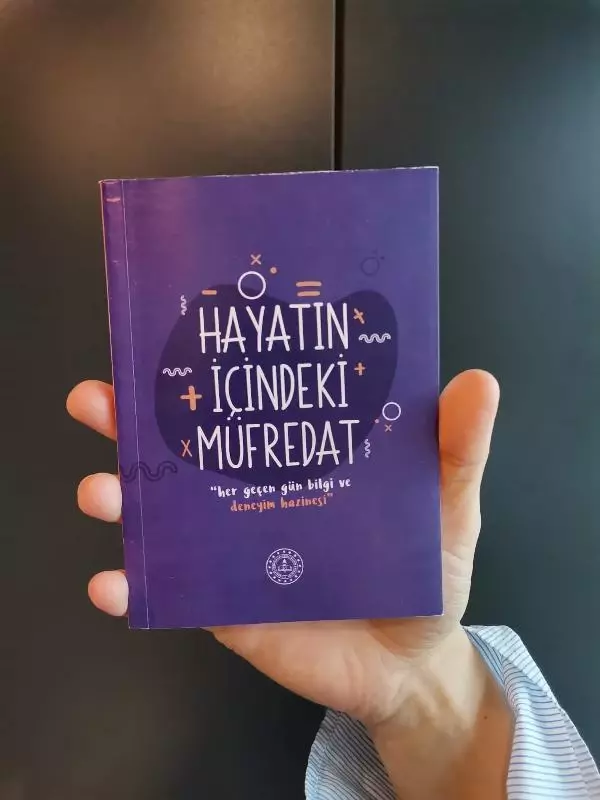 Bakan Selçuk, kaleme aldığı el kitabını tanıttı Bakan Selçuk, kaleme aldığı el kitabını tanıttı