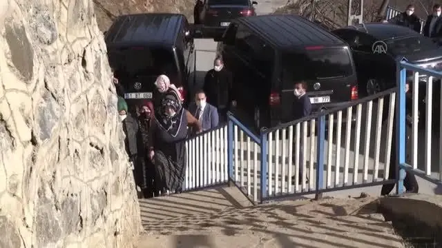 Bakan Zehra Zümrüt Selçuk, şehit Eren Bülbül'ün kabrini ziyaret etti