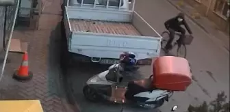 Son dakika! Bisikleti bırakıp motosikleti çaldığı anlar kamerada