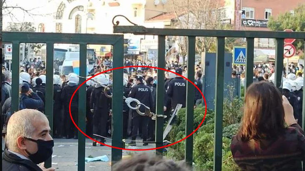 Fatih Altaylı'dan Boğaziçi Üniversitesi'nin kapısına asılan kelepçeyle ilgili çağrı: Takanı bulun ve cezalandırın