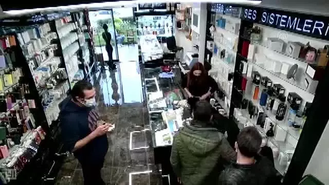 Dövizle dolandırıcılık yaptığı iddiasıyla bir kişi yakalandı Dövizle dolandırıcılık yaptığı iddiasıyla bir kişi yakalandı