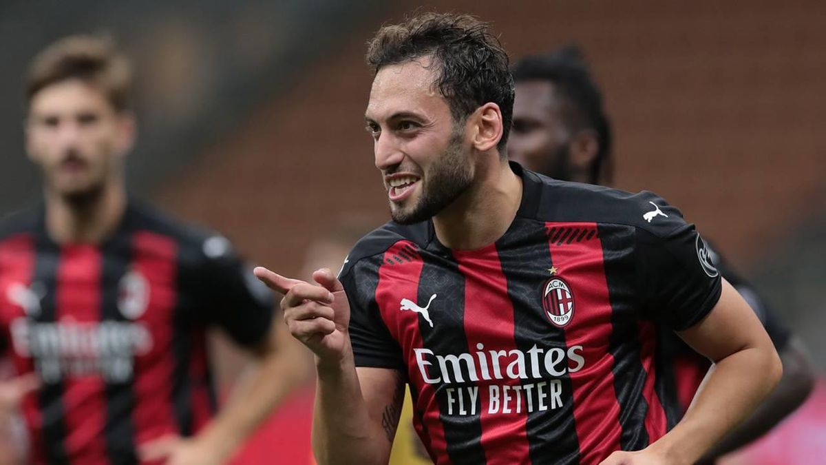 Hakan Çalhanoğlu, İtalya'da aralık ayının futbolcusu seçildi