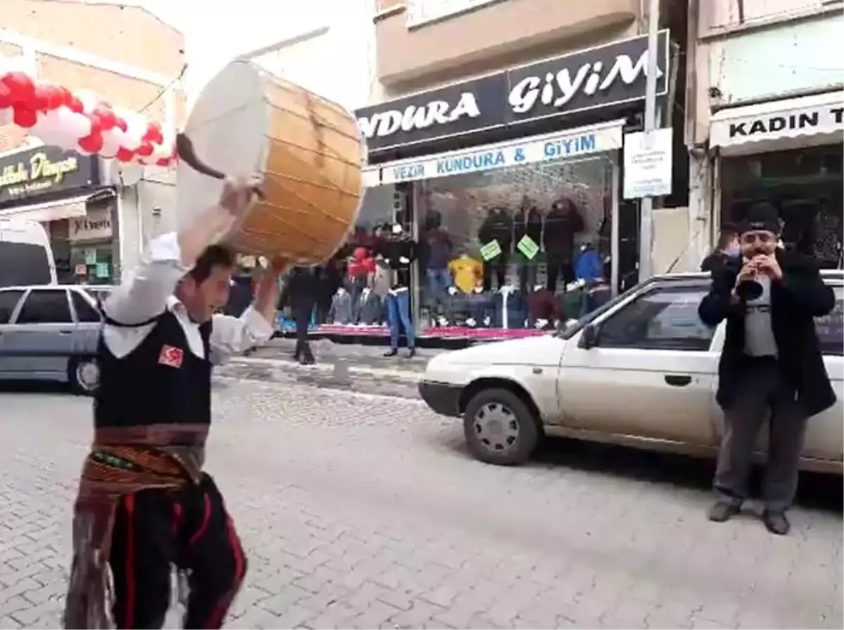 İş yapamayan esnaf davullu-zurnalı 'sokak indirimi' yaptı, vatandaş düğün sandı