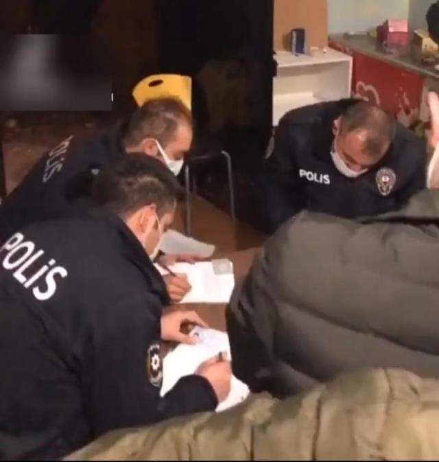 Kahvehane baskınında pes dedirten olay: Polis ceza yazarken 'Cezayı kim ödesin?' oyunu oynadılar