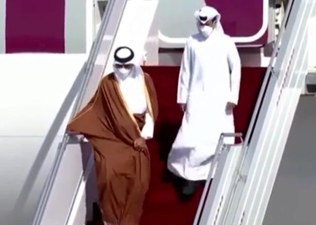 Körfez'de tarih anlar! Katar Emiri'nin uçağı Suudi Arabistan'a indi