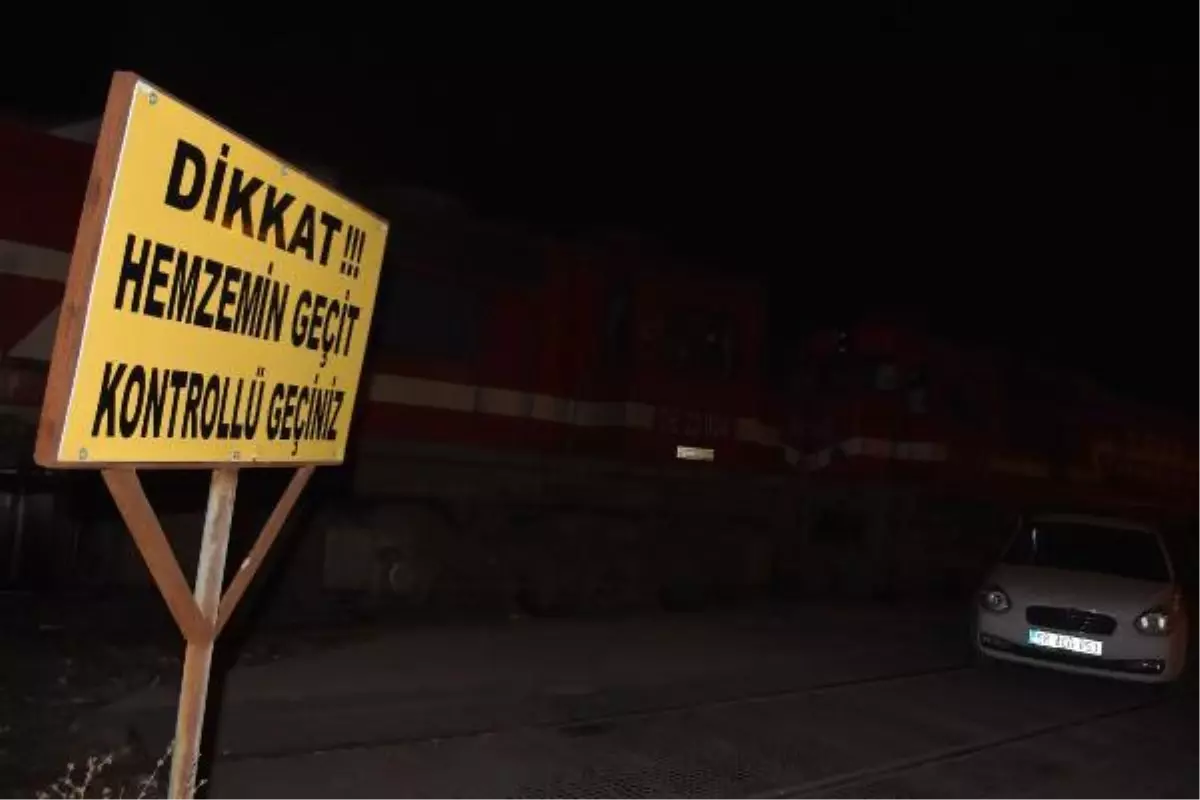 Lokomotif, hemzemin geçitte otomobile çarptı