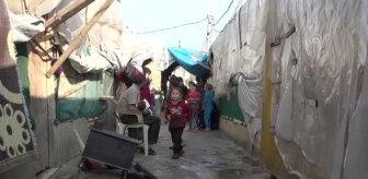 Son dakika haber: Lübnan'da çadırları ateşe verilen Suriyeli mültecilerin tek umudu insani yardımlar (1)