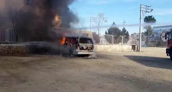 Mardin'de park halindeki minibüs yandı Mardin'de park halindeki minibüs yandı