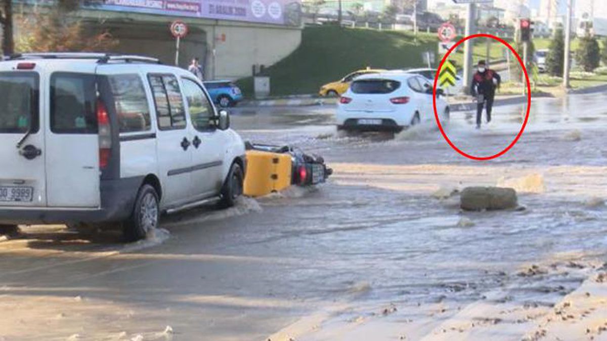 Motosikletiyle göle dönen yola düşen kuryenin yardımına iki polis yetişti