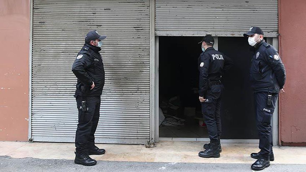 Tadilat süsü verdikleri dükkanda kumar oynayanlara baskın! Gizli geçitten girmişler