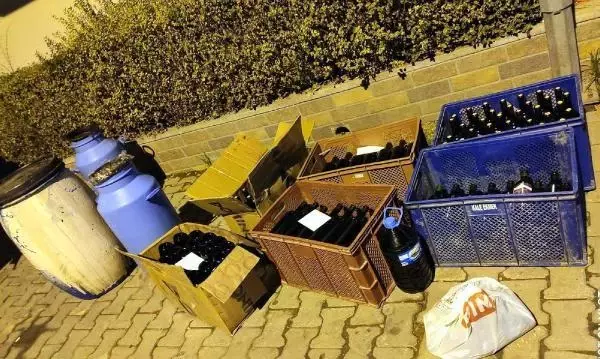 Tekirdağ'da 120 litre sahte şarap ele geçirildi; 3 kişi gözaltında Tekirdağ'da 120 litre sahte şarap ele geçirildi; 3 kişi gözaltında