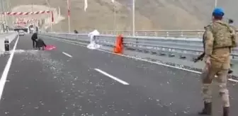 Eyfel Kulesi: Türk bayrağının yere değdiğini gören Mehmetçik'ten duygulandıran hassasiyet Eyfel Kulesi: Türk bayrağının yere değdiğini gören Mehmetçik'ten duygulandıran hassasiyet