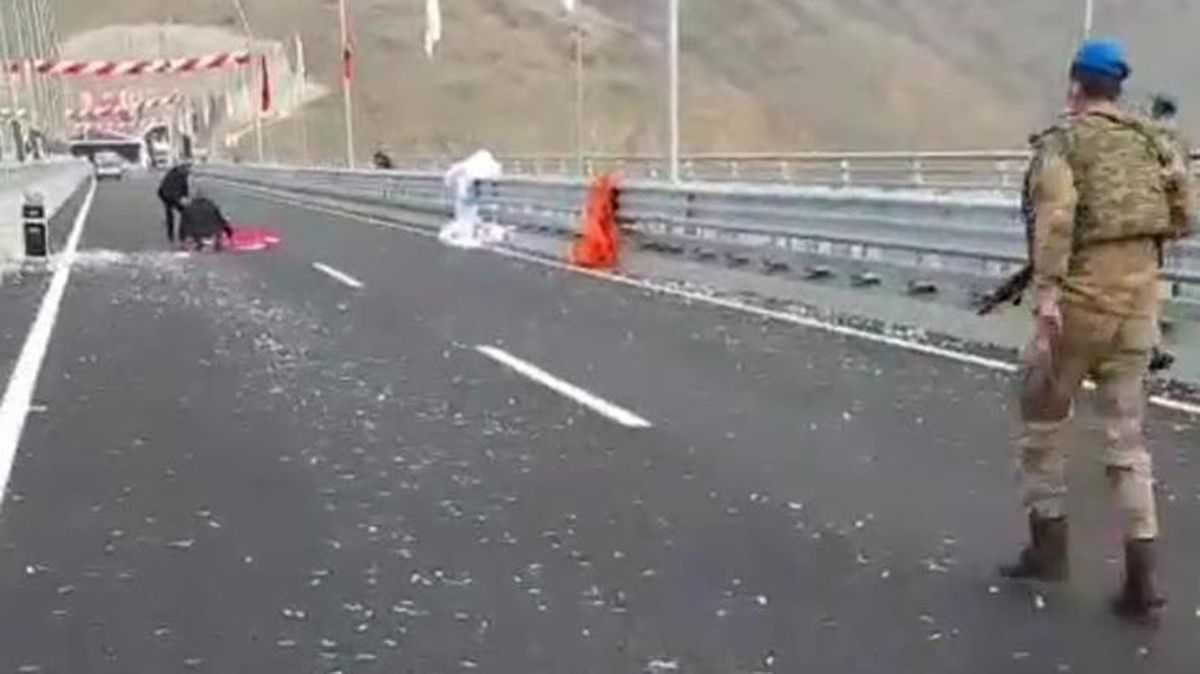 Türk bayrağının yere değdiğini gören Mehmetçik'ten duygulandıran hassasiyet