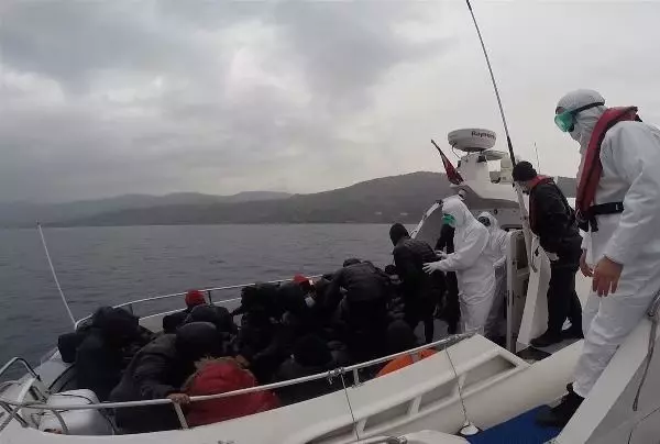 Son dakika! Yunan güvenlik güçlerinin ölüme terk ettiği 26 kaçak göçmen kurtarıldı Son dakika! Yunan güvenlik güçlerinin ölüme terk ettiği 26 kaçak göçmen kurtarıldı