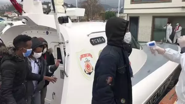 Son dakika! Yunan güvenlik güçlerinin ölüme terk ettiği 26 kaçak göçmen kurtarıldı Son dakika! Yunan güvenlik güçlerinin ölüme terk ettiği 26 kaçak göçmen kurtarıldı