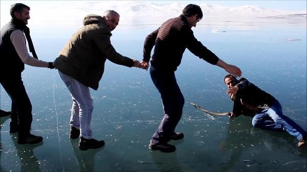 Son dakika haberleri... Yüzeyi buz tutan Çıldır Gölü'nde 'aşık' oynadılar
