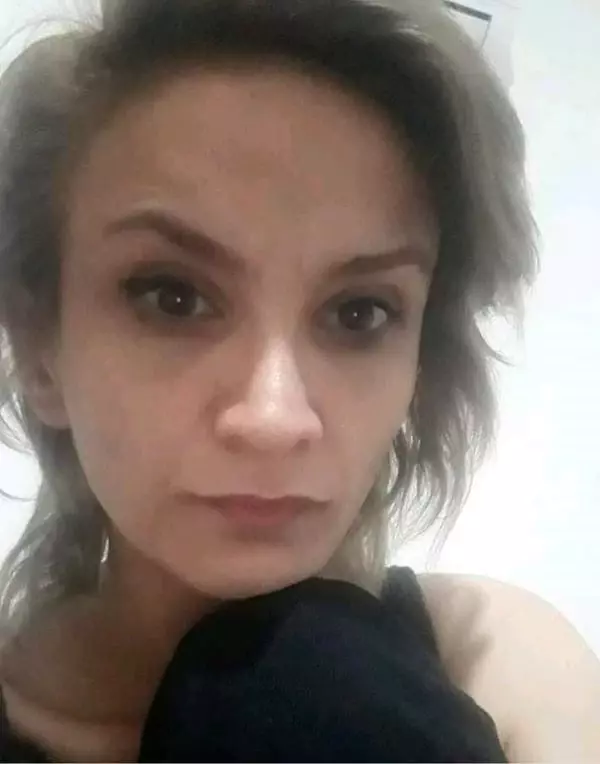 8 aydır kayıp kızının elbiselerini koklayıp, yolunu gözlüyor 8 aydır kayıp kızının elbiselerini koklayıp, yolunu gözlüyor