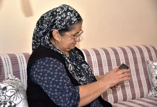 8 aydır kayıp kızının elbiselerini koklayıp, yolunu gözlüyor 8 aydır kayıp kızının elbiselerini koklayıp, yolunu gözlüyor