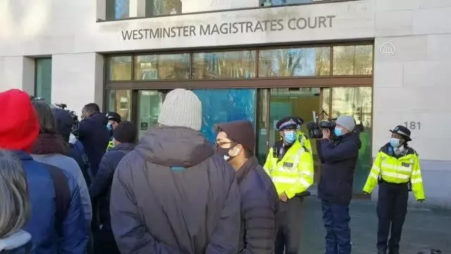 92 yaşındaki Assange destekçisine gözaltı 92 yaşındaki Assange destekçisine gözaltı