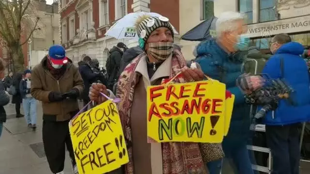 92 yaşındaki Assange destekçisine gözaltı 92 yaşındaki Assange destekçisine gözaltı
