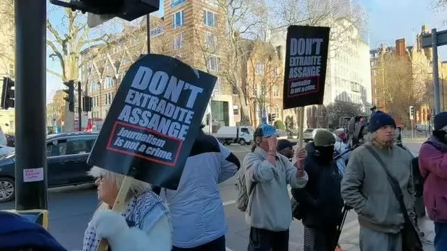 92 yaşındaki Assange destekçisine gözaltı 92 yaşındaki Assange destekçisine gözaltı