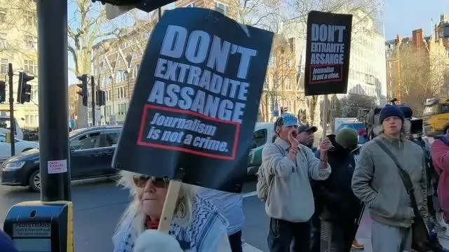 92 yaşındaki Assange destekçisine gözaltı 92 yaşındaki Assange destekçisine gözaltı