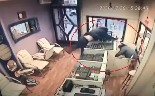 Ankara'da iki ayrı suçtan aranan zanlılar, 175 güvenlik kamerası incelenerek yakalandı Ankara'da iki ayrı suçtan aranan zanlılar, 175 güvenlik kamerası incelenerek yakalandı