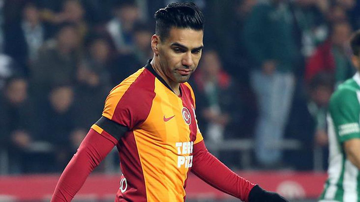 Antalyaspor maçında sakatlanan Falcao'nun adelesinde yırtık tespit edildi