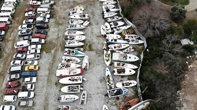 Muğla'da bulunan yediemin otoparklarında binlerce otomobil, motosiklet ve tekne çürümeye terk edildi