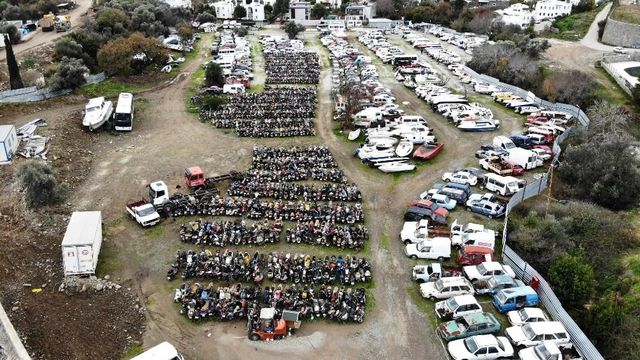 Muğla'da bulunan yediemin otoparklarında binlerce otomobil, motosiklet ve tekne çürümeye terk edildi