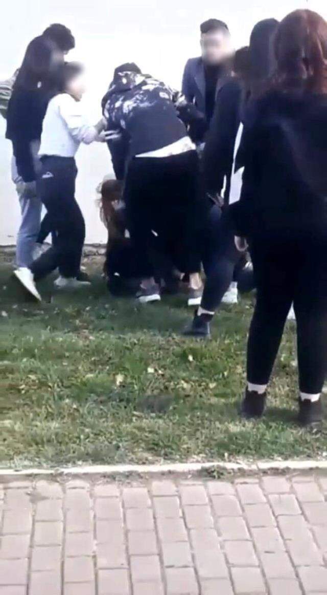 Bursa'da kızların sevgili kavgası kameralara yansıdı