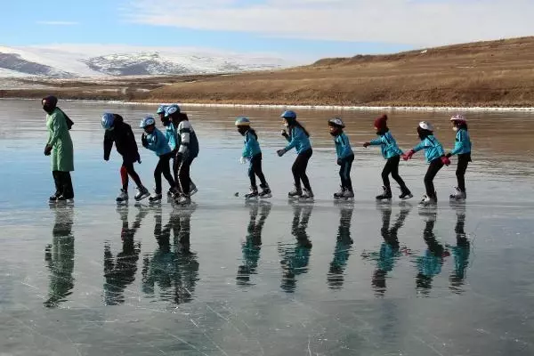 Buz tutan Çıldır Gölü'nde sürat pateni antrenmanı