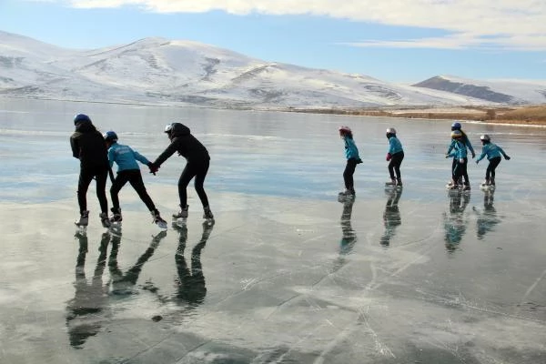 Buz tutan Çıldır Gölü'nde sürat pateni antrenmanı