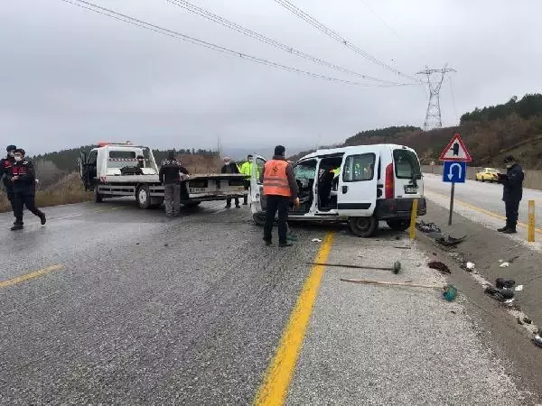 Son dakika! Hafif ticari araç ile otomobil çarpıştı: 2 ölü, 4 yaralı
