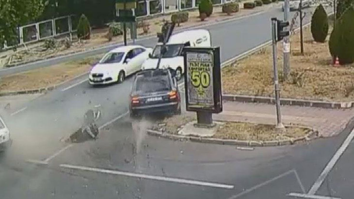 Emniyet kemeri takmayan kadın kaza anında otomobilden fırladı! O anlar kamerada