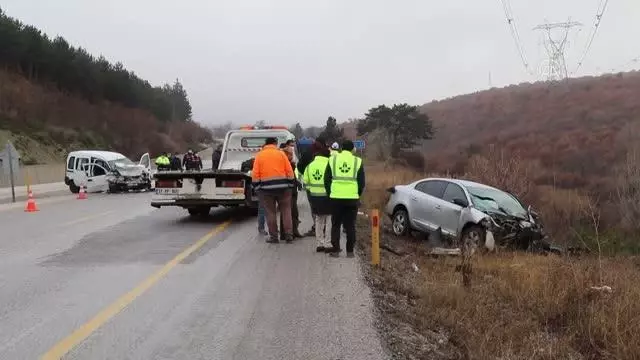 Son dakika! Hafif ticari araç ile otomobil çarpıştı: 2 ölü, 4 yaralı