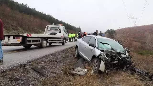 Son dakika! Hafif ticari araç ile otomobil çarpıştı: 2 ölü, 4 yaralı