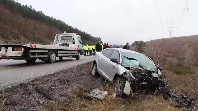Son dakika! Hafif ticari araç ile otomobil çarpıştı: 2 ölü, 4 yaralı